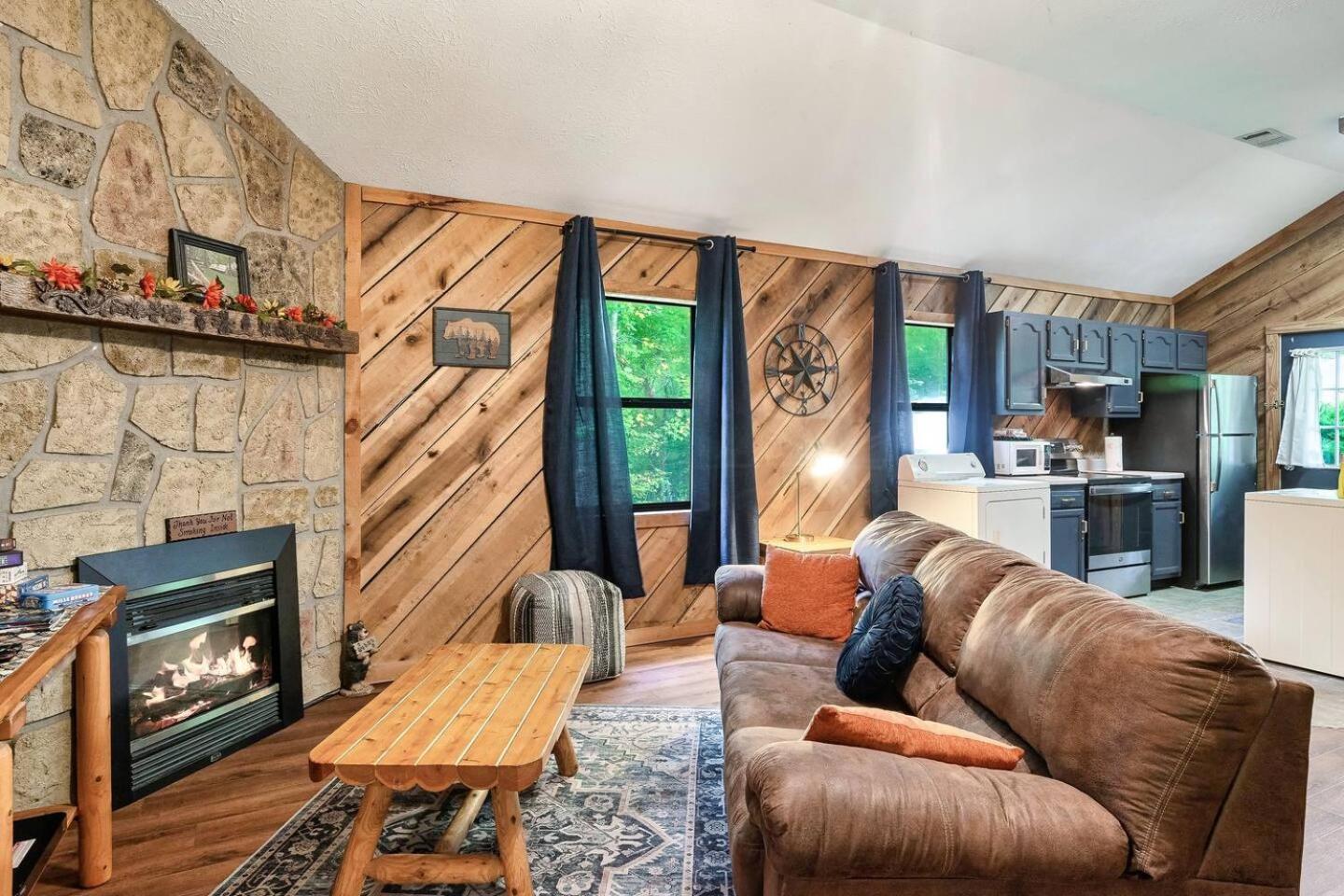 Romantic Mtn Cabin Hot Tub & Jacuzzi Views Сивиървил Екстериор снимка