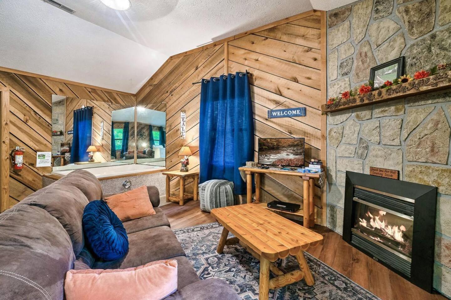 Romantic Mtn Cabin Hot Tub & Jacuzzi Views Сивиървил Екстериор снимка